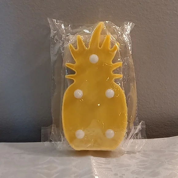 Yellow Pineapple LED Light ๐ SMALL - Picture 13 of 14
